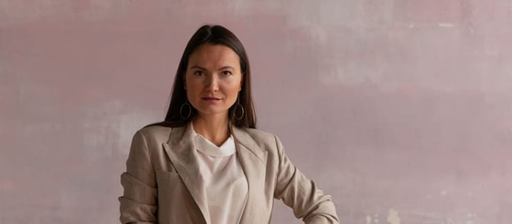 Девушка ждет клиента в апартаментах